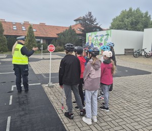 W ubiegłym tygodniu w Szkole Podstawowej nr 48 odbyło się wyjątkowe spotkanie z funkcjonariuszami Policji z wydziału Ruchu Drogowego , którzy przeprowadzili egzamin na kartę rowerową dla uczniów klas IV i V. Egzamin składał się z części praktycznej, podczas której dzieci musiały wykazać się znajomością zasad ruchu drogowego oraz umiejętnością bezpiecznego poruszania się na rowerze.