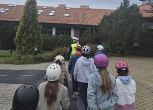 W ubiegłym tygodniu w Szkole Podstawowej nr 48 odbyło się wyjątkowe spotkanie z funkcjonariuszami Policji z wydziału Ruchu Drogowego , którzy przeprowadzili egzamin na kartę rowerową dla uczniów klas IV i V. Egzamin składał się z części praktycznej, podczas której dzieci musiały wykazać się znajomością zasad ruchu drogowego oraz umiejętnością bezpiecznego poruszania się na rowerze.