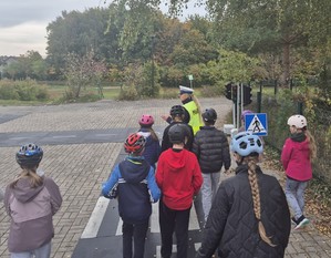 W ubiegłym tygodniu w Szkole Podstawowej nr 48 odbyło się wyjątkowe spotkanie z funkcjonariuszami Policji z wydziału Ruchu Drogowego , którzy przeprowadzili egzamin na kartę rowerową dla uczniów klas IV i V. Egzamin składał się z części praktycznej, podczas której dzieci musiały wykazać się znajomością zasad ruchu drogowego oraz umiejętnością bezpiecznego poruszania się na rowerze.