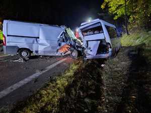 W dniu 18 października 2024 roku około godziny 23:30 na Obwodnicy Trójmiasta między Węzłem Chwarzno a Węzłem Karwiny doszło do groźnego wypadku drogowego. Ze wstępnych ustaleń policjantów pracujących na miejscu zdarzenia wynika, że 55 letni kierujący pojazdem marki Fiat Ducato uderzył w unieruchomiony, stojący częściowo na poboczu, częściowo na prawym pasie ruchu pojazd marki Mercedes Sprinter.