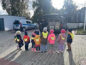 W ramach edukacyjnej wycieczki, przedszkolaki z Gdyni miały okazję odwiedzić Komisariat Policji w Chwarznie. Podczas wizyty dzieci zapoznały się z codzienną pracą funkcjonariuszy policji, a także miały możliwość obejrzenia pokazu psów służbowych. Policjanci rozmawiali z najmłodszymi o bezpieczeństwie, zwracając szczególną uwagę na podstawowe zasady postępowania w sytuacjach zagrożenia.