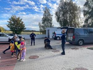 W ramach edukacyjnej wycieczki, przedszkolaki z Gdyni miały okazję odwiedzić Komisariat Policji w Chwarznie. Podczas wizyty dzieci zapoznały się z codzienną pracą funkcjonariuszy policji, a także miały możliwość obejrzenia pokazu psów służbowych. Policjanci rozmawiali z najmłodszymi o bezpieczeństwie, zwracając szczególną uwagę na podstawowe zasady postępowania w sytuacjach zagrożenia.