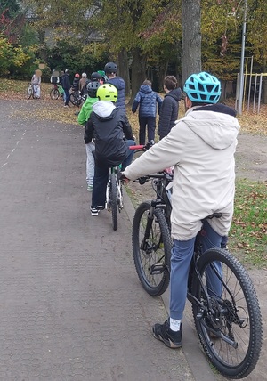 W ramach działań na rzecz poprawy bezpieczeństwa najmłodszych uczestników ruchu drogowego, funkcjonariusze ruchu drogowego wzięli udział w egzaminie na kartę rowerową organizowanym w Szkole Podstawowej nr 20 w Gdyni. Akcja ‘’ Świeć Przykładem – Noś Odblaski’’ ma na celu zwiększenie świadomości dzieci i młodzieży o potrzebie noszenia odblasków, szczególnie w okresie jesienno-zimowym, kiedy szybko zapada zmrok.