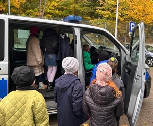 Uczniowie Szkoły  Podstawowej  mieli okazję odwiedzić Komisariat Policji w Gdyni Redłowo. Spotkanie miało na celu przybliżenie młodym adeptom wiedzy o pracy policjantów oraz funkcjonowaniu służb mundurowych.