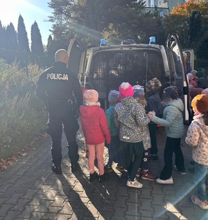 W minionym tygodniu dzieci z przedszkola nr 24 w Gdyni miały wyjątkową okazję spotkać się z policjantami miejscowego komisariatu. Funkcjonariusze odwiedzili wszystkie grupy przedszkolne, aby opowiedzieć o zasadach bezpieczeństwa w domu oraz na drodze, uświadamiając dzieciom,  jak ważne jest przestrzeganie tych reguł na co dzień.