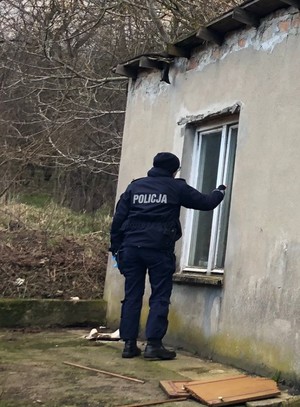 W związku z prognozowanym gwałtownym spadkiem temperatur w najbliższych dniach, policjanci apelują do mieszkańców o przygotowanie się na nadejście zimowych warunków i podjęcie działań, które mogą zwiększyć bezpieczeństwo własne oraz innych. W najbliższych dniach spodziewane są przymrozki, co stanowi poważne zagrożenie dla osób bezdomnych nieprzygotowanych na nadejście zimy.