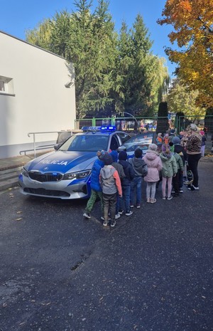 Funkcjonariusze ruchu drogowego odwiedzili Przedszkole ,, Pod Żaglami ”, by przeprowadzić zajęcia edukacyjne poświęcone bezpieczeństwu na drodze. Spotkanie zorganizowano w ramach akcji ,, Świeć Przykładem – Noś odblaski ”, której celem jest zwiększenie świadomości najmłodszych uczestników ruchu drogowego oraz ich opiekunów na temat bezpiecznych zachowań
i odpowiedzialnego poruszania się po drogach.