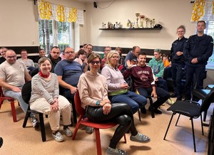 Policjanci z Komisariatu Policji w Redłowie spotkali się z młodzieżą
w świetlicy środowiskowej, aby przeprowadzić zajęcia edukacyjne na temat odpowiedzialności społecznej. W spotkaniu uczestniczyła policjantka
ds. nieletnich oraz policjant dzielnicowy, którzy wspólnie przybliżyli młodym ludziom kluczowe zasady bezpieczeństwa i konsekwencje prawne związane z wykroczeniami i przestępstwami.