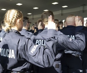 W miniony piątek szeregi Komendy Miejskiej Policji w Gdyni wzmocniło  ośmiu nowych funkcjonariuszy; pięciu policjantów oraz trzy policjantki. Podczas uroczystej przysięgi zobowiązali się do ochrony bezpieczeństwa i służby na rzecz społeczności. Tym samym rozpoczęli swoją drogę zawodową w służbach mundurowych.