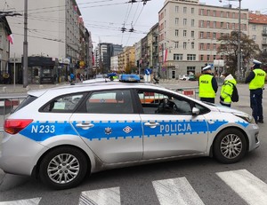 Policjanci z gdyńskiej drogówki podsumowali działania związane z długim weekendem oraz obchodami Święta Niepodległości. W ramach zapewnienia bezpieczeństwa na drogach oraz ochrony uczestników wydarzeń organizowanych w Gdyni, funkcjonariusze prowadzili wzmożone patrole i kontrole drogowe, dbając o płynność ruchu i porządek w mieście.