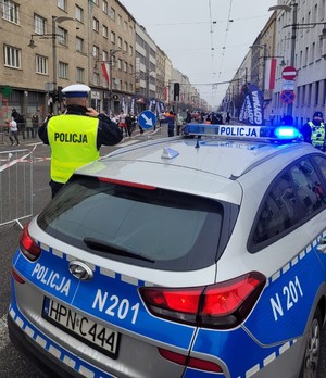 Policjanci z gdyńskiej drogówki podsumowali działania związane z długim weekendem oraz obchodami Święta Niepodległości. W ramach zapewnienia bezpieczeństwa na drogach oraz ochrony uczestników wydarzeń organizowanych w Gdyni, funkcjonariusze prowadzili wzmożone patrole i kontrole drogowe, dbając o płynność ruchu i porządek w mieście.