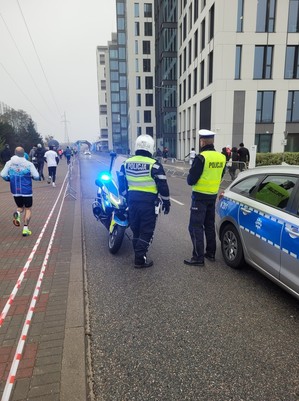 Policjanci z gdyńskiej drogówki podsumowali działania związane z długim weekendem oraz obchodami Święta Niepodległości. W ramach zapewnienia bezpieczeństwa na drogach oraz ochrony uczestników wydarzeń organizowanych w Gdyni, funkcjonariusze prowadzili wzmożone patrole i kontrole drogowe, dbając o płynność ruchu i porządek w mieście.