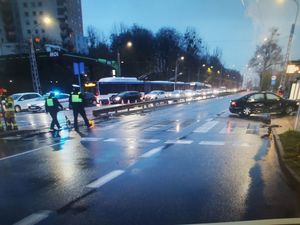 Zdjęcie przedstawiające skrzyżowanie ulic, na których znajdują się pojazdy po wypadku drogowym