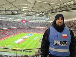 Zdjęcie przedstawiające policjanta spottersa na stadionie narodowym w Warszawie