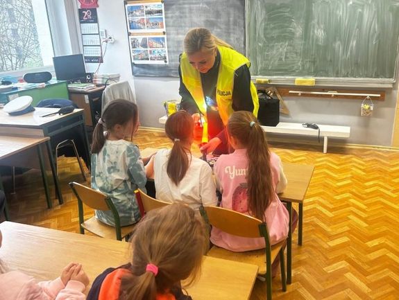 Zdjęcie przedstawiające policjantkę z uczniami.