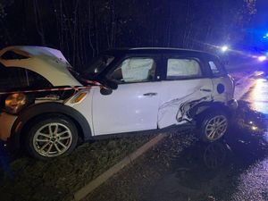 Zdjęcie przedstawiające samochód osobowy, uszkodzony po zdarzeniu drogowym.