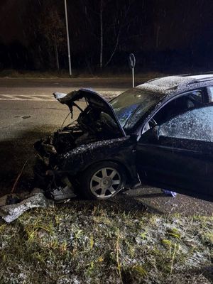 Zdjęcie przedstawiające samochód osobowy, uszkodzony po zdarzeniu drogowym.