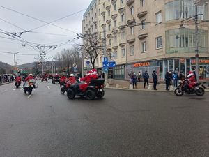 Zdjęcie z zabezpieczenia policyjnego parady Mikołajów na motocyklach