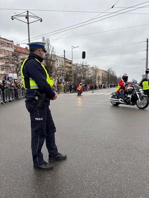 Zdjęcie z zabezpieczenia policyjnego parady Mikołajów na motocyklach