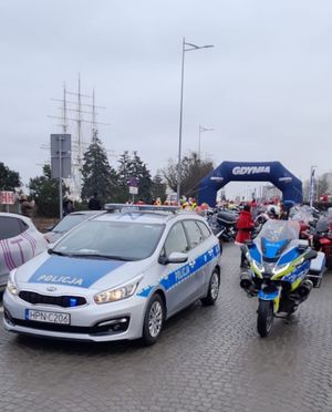 Zdjęcie z zabezpieczenia policyjnego parady Mikołajów na motocyklach