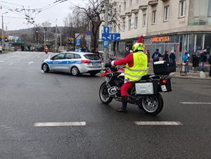 Zdjęcie z zabezpieczenia policyjnego parady Mikołajów na motocyklach