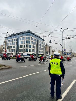 Zdjęcie z zabezpieczenia policyjnego parady Mikołajów na motocyklach