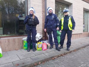 Zdjęcie przedstawiające dwie policjantki oraz jednego policjanta na tle paczek dla Ciapkowa