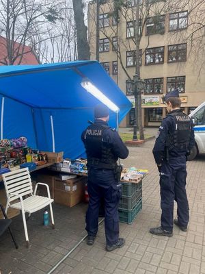 Zdjęcie przedstawiające policjantów podczas kontroli punktu sprzedaży fajerwerków.
