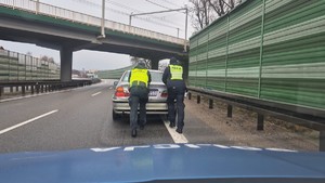 Długi weekend styczniowy charakteryzujący się intensywnymi opadami śniegu i trudnymi warunkami drogowymi, był czasem wzmożonej pracy funkcjonariuszy ruchu drogowego. Policjanci prowadzili działania mające na celu zapewnienie bezpieczeństwa uczestnikom ruchu drogowego, a także pomagali kierowcą, którzy znaleźli się w potrzebie.