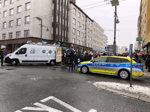 Długi weekend styczniowy charakteryzujący się intensywnymi opadami śniegu i trudnymi warunkami drogowymi, był czasem wzmożonej pracy funkcjonariuszy ruchu drogowego. Policjanci prowadzili działania mające na celu zapewnienie bezpieczeństwa uczestnikom ruchu drogowego, a także pomagali kierowcą, którzy znaleźli się w potrzebie.