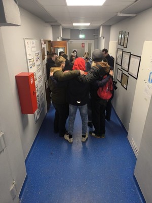 Policjanci z Komisariatu Policji w Gdyni Śródmieściu aktywnie włączyli się 
w realizację ogólnopolskiej akcji informacyjno – edukacyjnej ,, Kręci mnie bezpieczeństwo na stoku’’. W ramach tej inicjatywy funkcjonariusze spotkali się z młodzieżą, by porozmawiać na temat zasad bezpieczeństwa podczas zimowego wypoczynku oraz przypomnieli o podstawowych zasadach bezpieczeństwa.