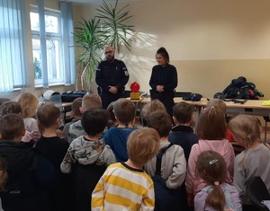 Policjanci z Komisariatu Policji w Gdyni Śródmieściu gościli dzieci z Przedszkola im. Świętej Rodziny w Gdyni. Komisariat zamienił się w miejsce pełne dziecięcej ciekawości i radości. Wizyta odbyła się w ramach akcji ,,Bezpieczny Przedszkolak’’, której celem jest edukacja najmłodszych w zakresie bezpieczeństwa.