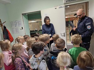 Policjanci z Komisariatu Policji w Gdyni Śródmieściu gościli dzieci z Przedszkola im. Świętej Rodziny w Gdyni. Komisariat zamienił się w miejsce pełne dziecięcej ciekawości i radości. Wizyta odbyła się w ramach akcji ,,Bezpieczny Przedszkolak’’, której celem jest edukacja najmłodszych w zakresie bezpieczeństwa.