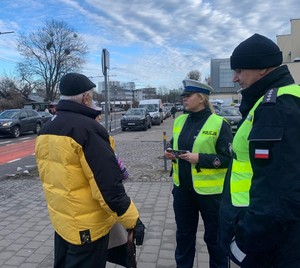 Gdyńscy policjanci składają najserdeczniejsze życzenia z okazji dnia Babci i Dziadka, jednocześnie przypominają o tym, jak ważne jest dbanie o bezpieczeństwo seniorów. W trosce o bezpieczeństwo pieszych, szczególnie osób starszych policjantka z ruchu drogowego wspólnie z dzielnicowym z Komisariatu Policji w Gdyni Śródmieściu przeprowadzili specjalną akcję edukacyjną na ulicy Jana z Kolna. W ramach programu Dzielnicowy Bliżej Nas Odwiedzili rejon przejść dla pieszych, aby przypominać seniorom o zasadach bezpiecznego poruszania się po drogach.