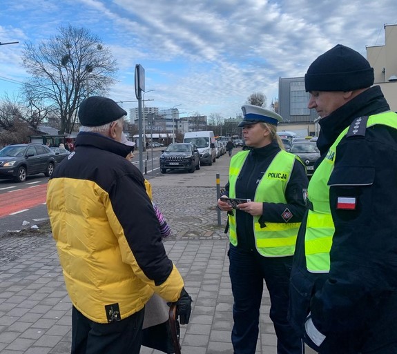 Gdyńscy policjanci składają najserdeczniejsze życzenia z okazji dnia Babci i Dziadka, jednocześnie przypominają o tym, jak ważne jest dbanie o bezpieczeństwo seniorów. W trosce o bezpieczeństwo pieszych, szczególnie osób starszych policjantka z ruchu drogowego wspólnie z dzielnicowym z Komisariatu Policji w Gdyni Śródmieściu przeprowadzili specjalną akcję edukacyjną na ulicy Jana z Kolna. W ramach programu Dzielnicowy Bliżej Nas Odwiedzili rejon przejść dla pieszych, aby przypominać seniorom o zasadach bezpiecznego poruszania się po drogach.