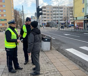 Gdyńscy policjanci składają najserdeczniejsze życzenia z okazji dnia Babci i Dziadka, jednocześnie przypominają o tym, jak ważne jest dbanie o bezpieczeństwo seniorów. W trosce o bezpieczeństwo pieszych, szczególnie osób starszych policjantka z ruchu drogowego wspólnie z dzielnicowym z Komisariatu Policji w Gdyni Śródmieściu przeprowadzili specjalną akcję edukacyjną na ulicy Jana z Kolna. W ramach programu Dzielnicowy Bliżej Nas Odwiedzili rejon przejść dla pieszych, aby przypominać seniorom o zasadach bezpiecznego poruszania się po drogach.