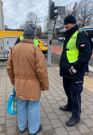 Gdyńscy policjanci składają najserdeczniejsze życzenia z okazji dnia Babci i Dziadka, jednocześnie przypominają o tym, jak ważne jest dbanie o bezpieczeństwo seniorów. W trosce o bezpieczeństwo pieszych, szczególnie osób starszych policjantka z ruchu drogowego wspólnie z dzielnicowym z Komisariatu Policji w Gdyni Śródmieściu przeprowadzili specjalną akcję edukacyjną na ulicy Jana z Kolna. W ramach programu Dzielnicowy Bliżej Nas Odwiedzili rejon przejść dla pieszych, aby przypominać seniorom o zasadach bezpiecznego poruszania się po drogach.