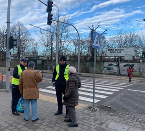 Gdyńscy policjanci składają najserdeczniejsze życzenia z okazji dnia Babci i Dziadka, jednocześnie przypominają o tym, jak ważne jest dbanie o bezpieczeństwo seniorów. W trosce o bezpieczeństwo pieszych, szczególnie osób starszych policjantka z ruchu drogowego wspólnie z dzielnicowym z Komisariatu Policji w Gdyni Śródmieściu przeprowadzili specjalną akcję edukacyjną na ulicy Jana z Kolna. W ramach programu Dzielnicowy Bliżej Nas Odwiedzili rejon przejść dla pieszych, aby przypominać seniorom o zasadach bezpiecznego poruszania się po drogach.