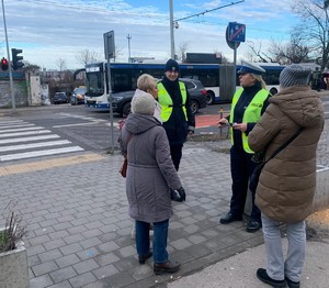 Gdyńscy policjanci składają najserdeczniejsze życzenia z okazji dnia Babci i Dziadka, jednocześnie przypominają o tym, jak ważne jest dbanie o bezpieczeństwo seniorów. W trosce o bezpieczeństwo pieszych, szczególnie osób starszych policjantka z ruchu drogowego wspólnie z dzielnicowym z Komisariatu Policji w Gdyni Śródmieściu przeprowadzili specjalną akcję edukacyjną na ulicy Jana z Kolna. W ramach programu Dzielnicowy Bliżej Nas Odwiedzili rejon przejść dla pieszych, aby przypominać seniorom o zasadach bezpiecznego poruszania się po drogach.