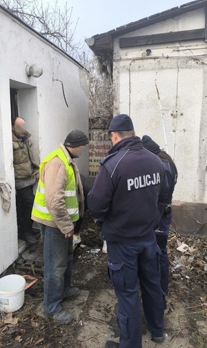 Chłodne noce mogą zagrażać życiu i zdrowiu osobom bezdomnym. Policjanci z  Komisariatu Policji w Gdyni Śródmieście w ramach programu ,,Dzielnicowy Bliżej Nas,, regularnie sprawdzają miejsca, gdzie bezdomni mogą szukać schronienia. Apelujemy, aby alarmować Policję za każdym razem, kiedy widzimy, że ktoś jest narażony na wychłodzenie organizmu. Pamiętajmy, że taki gest może uratować czyjeś życie!