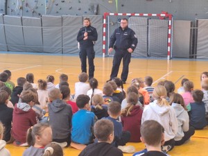 Policjanci z Komisariatu Policji Oksywie zorganizowali spotkanie z uczniami
Szkoły Podstawowej nr.6. Wydarzenia miało na celu podniesienie świadomości
młodzieży na temat kluczowych aspektów bezpieczeństwa w codziennym życiu
oraz w środowisku cyfrowym.