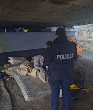 Zdjęcie przedstawiające policjantkę w pustostanie.