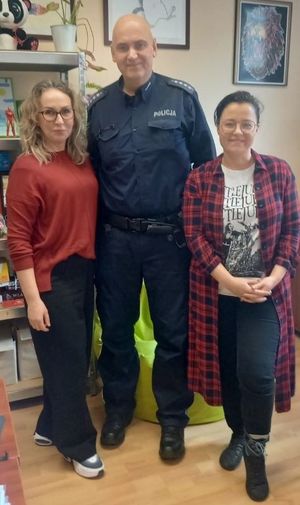 Zdjęcie przedstawiające dzielnicowego z dwiema nauczycielkami