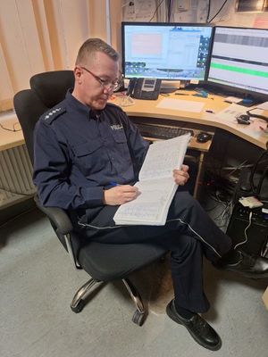 Zdjęcie przedstawiające dyżurnego komisariatu Policji.