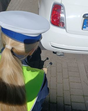 Zdjęcie przedstawiające policjantkę wykonującą pomiar sonometrem.