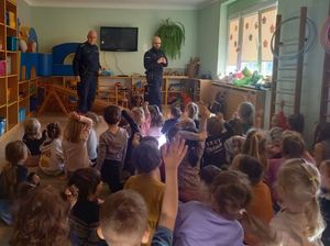 Zdjęcie przedstawiające dzielnicowych podczas spotkania z przedszkolakami.