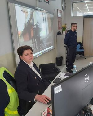 Zdjęcie przedstawiające dzielnicowego oraz przedstawicielkę z Urzędu Miasta w Gdyni.