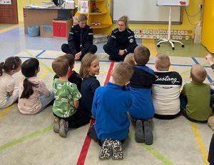 Zdjęcie przedstawiające policjantki podczas zajęć z przedszkolakami.