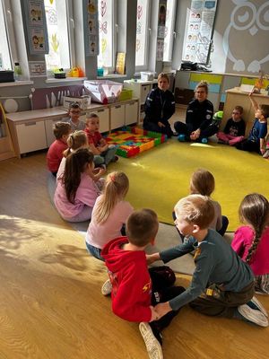 Zdjęcie przedstawiające policjantki podczas zajęć z przedszkolakami.