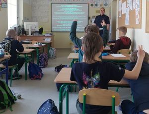 Zdjęcie przedstawiające policjantkę podczas prowadzenia lekcji z uczniami.